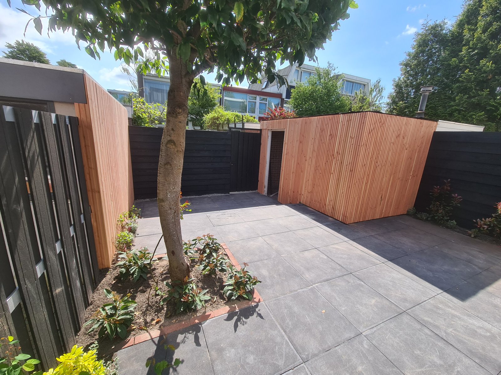 Uw droomtuin in uitvoering: professionele aanleg van planten en bestrating