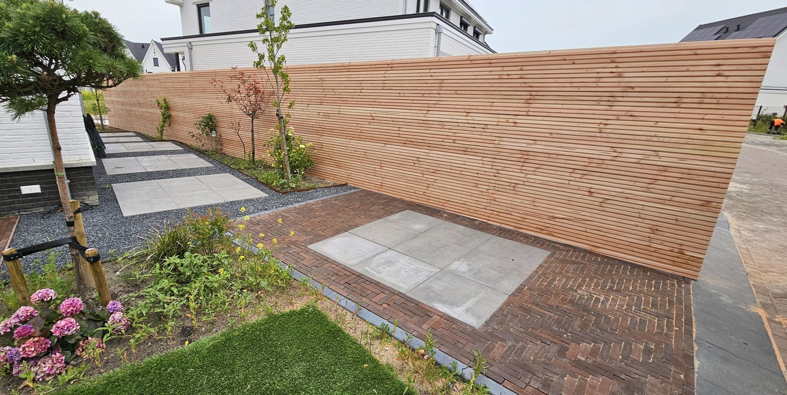 tuinaanleg met beplanting en bestrating