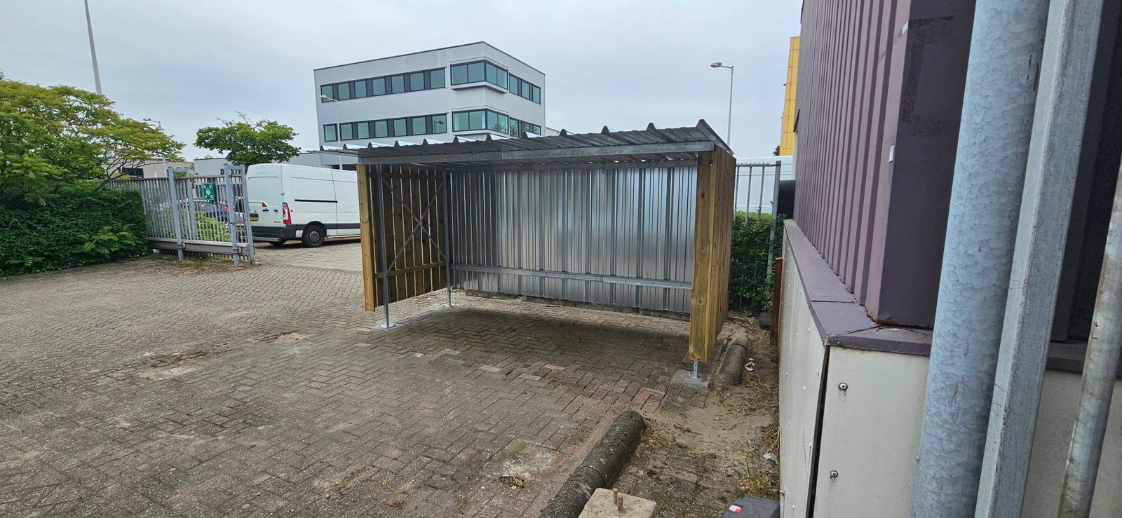 Fietsenhok geplaatst