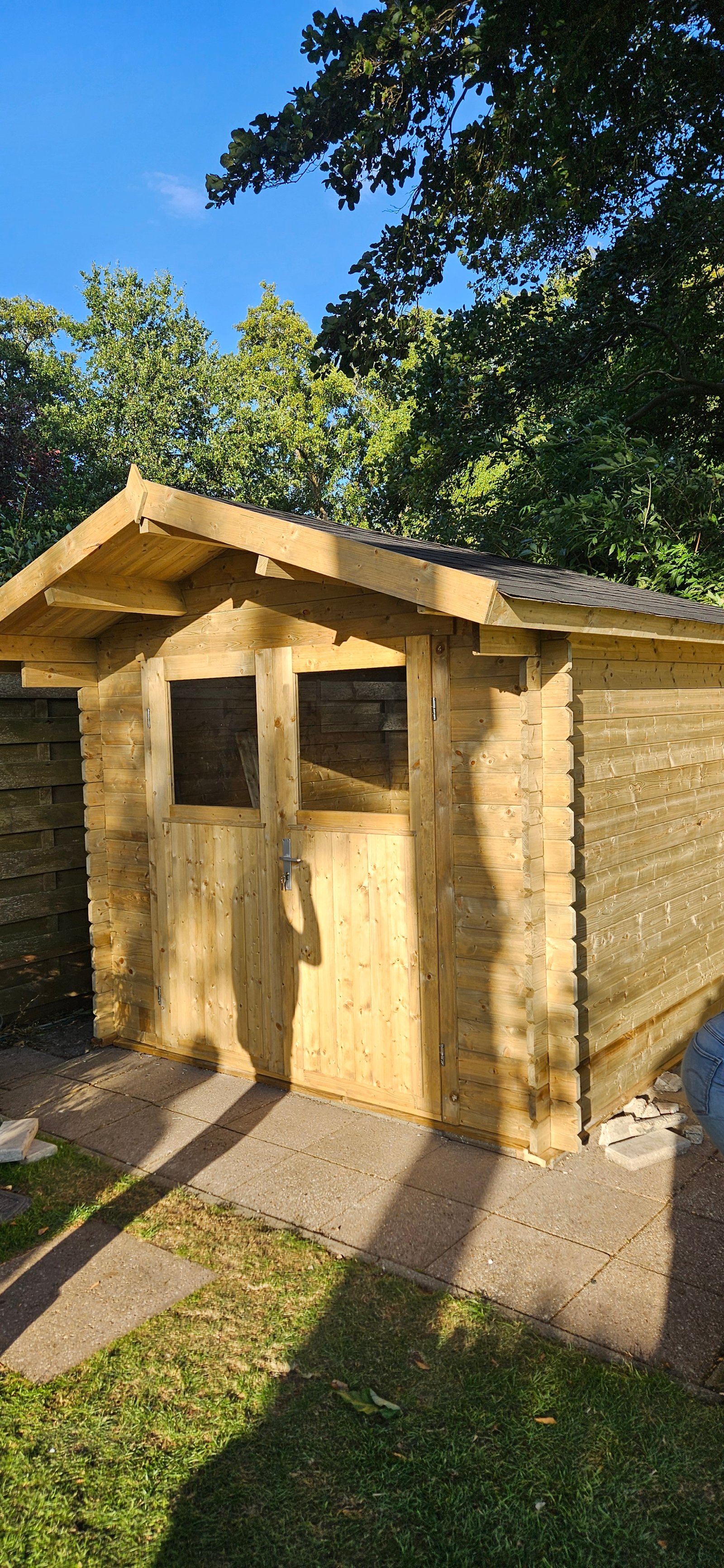 Tuinhuisje geplaatst