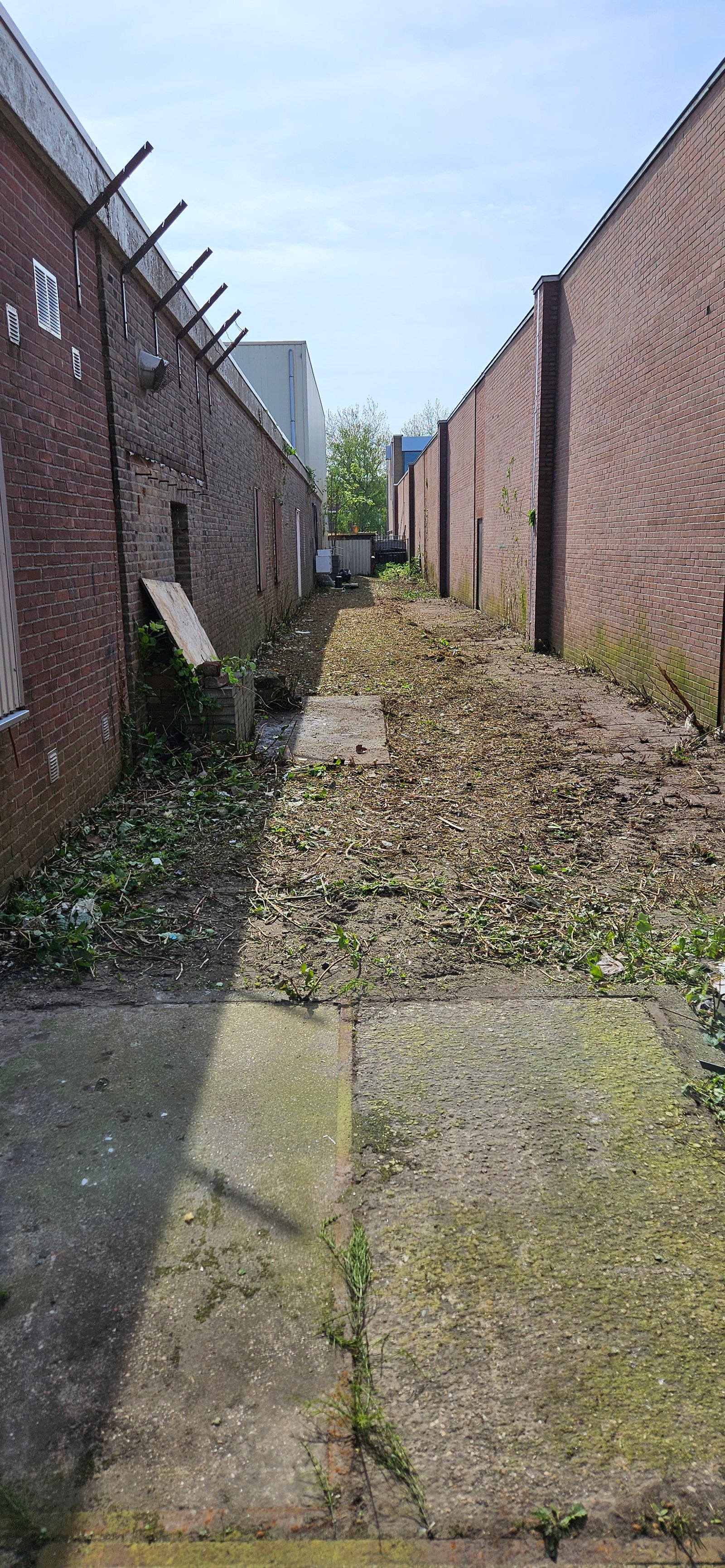 Bedrijfspand na onderhoud, nette en veilige buitenruimte