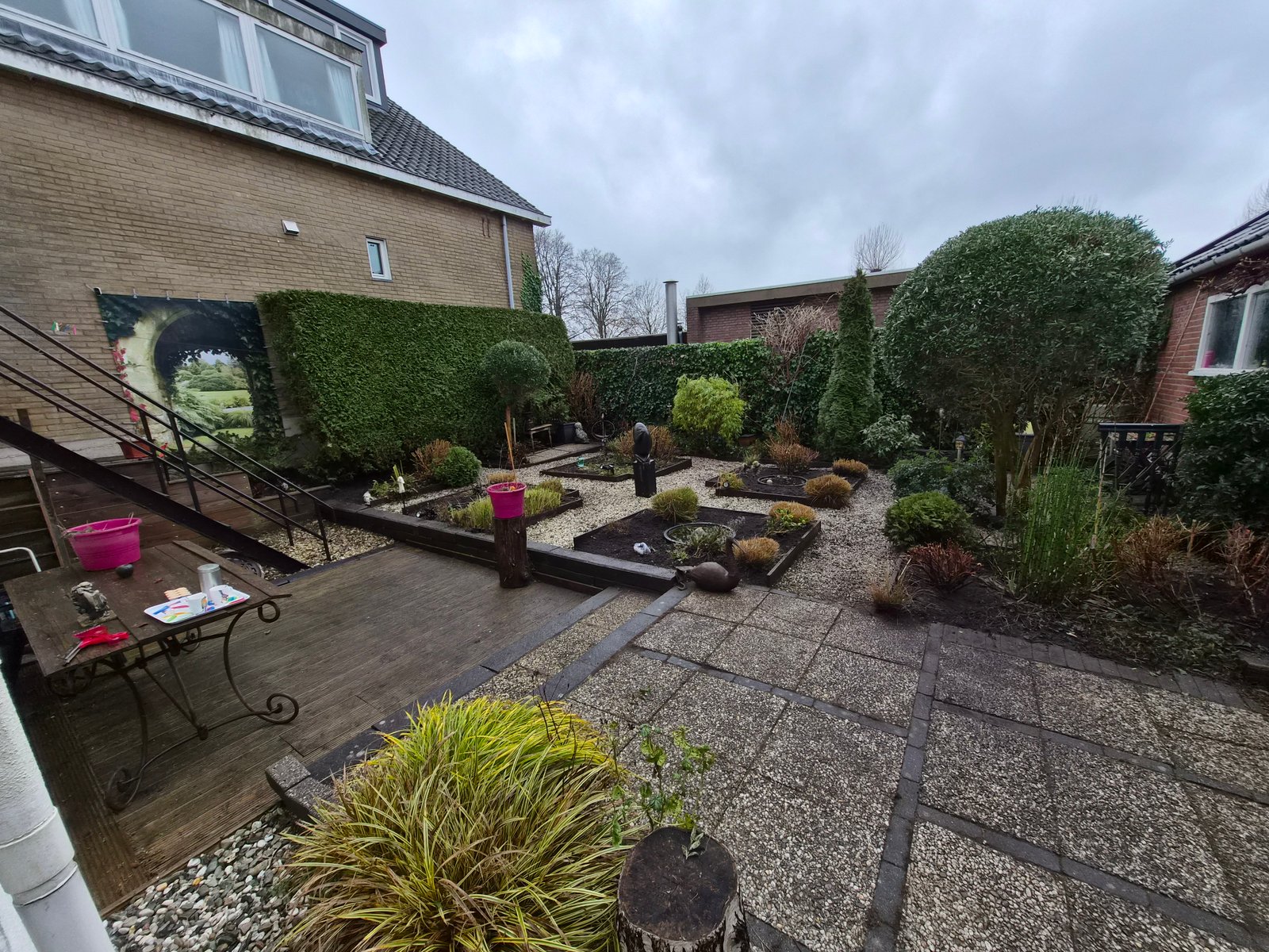 Tuin na onderhoud, weer straks en verzorgt klaar voor het nieuwe seizoen!